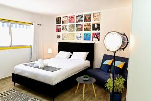 埃拉特דאוס האוס - דירות אירוח מודרניות ושקטות的一间卧室配有一张床、镜子和椅子