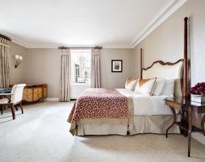 纽约纽约皮埃尔泰姬酒店的一间卧室配有一张大床和一张书桌