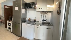 泰拉西尼Villa Serendipity Terrasini的一间带水槽和冰箱的小厨房