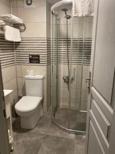 伊斯坦布尔ATABAY SUiT OTEL的一间带卫生间和淋浴的浴室