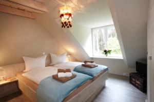 于克里茨Strandhäuser Blankenfohrt的一间卧室配有一张床,上面有两条毛巾