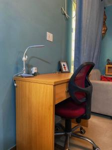 大诺伊达Aqua Inn - Studio Apartment的一张桌子,上面有椅子和一盏灯