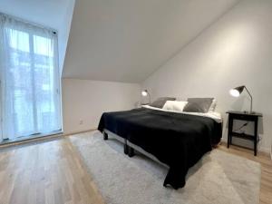 哥德堡Elegant Apartment In The Heart Of The City的一间卧室设有一张大床和一个大窗户