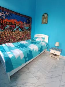 苏塞Dar Hkaïem的蓝色的卧室,配有一张挂毯的床铺