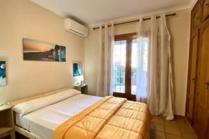 德尼亚Bahia Azul Denia VyB的一间卧室设有一张大床和一个窗户。