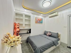 胡志明市Lê Vũ Hotel的一间卧室,配有一张床和花瓶