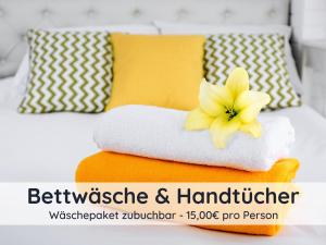 巴特萨克萨Der Fuchsbau - 3 separate Blockhäuser - ruhige Lage - 50m bis zum Wald - eingezäunter Garten的坐在床上的黄色花朵