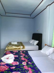 图克图克Matraville guesthouse的小房间设有两张床,床罩