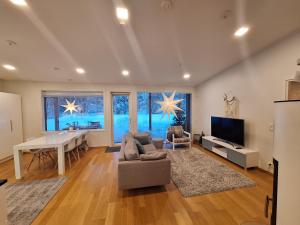 罗瓦涅米北极光别墅 的客厅配有桌子和沙发