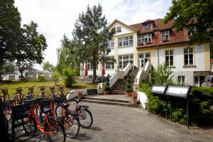 科尔斯万特牧歌沃尔加斯特斯酒店的停在房子前面的一群自行车