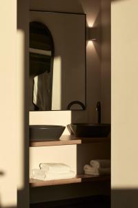雅典Athens Woo Suites的一间带水槽和镜子的浴室