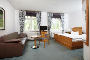 科尔斯万特牧歌沃尔加斯特斯酒店的酒店客房,配有床和沙发