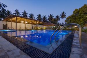 班加罗尔The Vanya Luxury Boutique Resort的度假村的游泳池