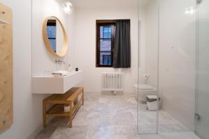 卢布林Avatary Miasta的一间带水槽、卫生间和镜子的浴室