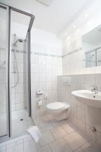科尔斯万特牧歌沃尔加斯特斯酒店的带淋浴、卫生间和盥洗盆的浴室