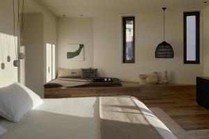 雅典Athens Woo Suites的卧室配有床、桌子和窗户。