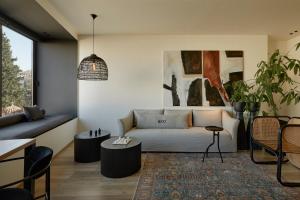 雅典Athens Woo Suites的客厅配有沙发和桌子