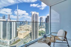 迪拜Luxury Studios with Burj Khalifa or Canal View in Downtown - Marquise Square Tower的市景公寓阳台