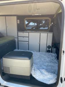 普纳特ANDWEGO的一辆露营车,车后配有一张床