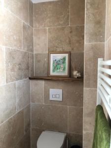 马诺斯克La Figuière的一间带卫生间和瓷砖墙的浴室