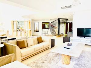 迪拜Living Room JBR的带沙发和电视的客厅