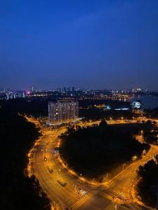 普特拉贾亚The Twelve Putrajaya的享有城市的夜景,设有建筑和街灯