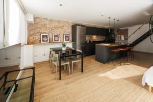 蒙特加特Atico duplex Playa Area barcelona con SPA exterior的厨房以及带餐桌和楼梯的用餐室。