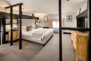 哈斯尔米尔voco Lythe Hill Hotel & Spa, an IHG Hotel的一间卧室配有双层床和电视。