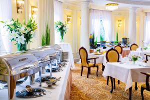Otrębusy帕拉克奥措布斯商务及Spa酒店的用餐室配有白色桌椅和桌子。