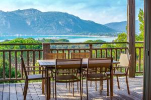维琪奥港圣朱利亚乡村度假屋酒店的水景甲板上的桌椅