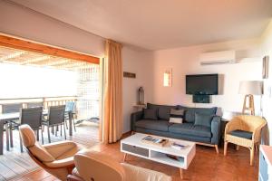 维琪奥港圣朱利亚乡村度假屋酒店的客厅配有沙发和桌子