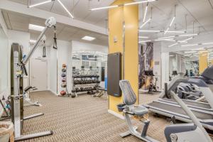 波士顿Downtown studio w gym wd nr waterfront BOS-985的健身房设有有氧器材和跑步机