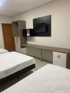 维列纳Hotel Colorado的客房设有两张床和一台平面电视。