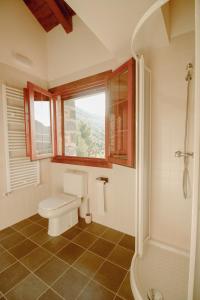 Casa Rural Ger的一间带卫生间、窗户和淋浴的浴室