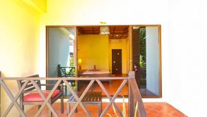 罗勇Villa Bali Eco Resort, Rayong的阳台,配有桌椅