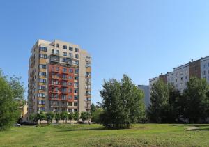 里加Dzelzavas Residence的树木繁茂的公园里高大的公寓楼