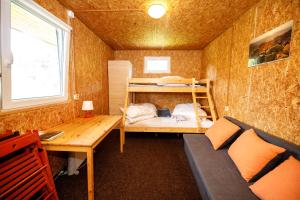 德辛杰钦坎普露营地的小房间设有双层床和桌子