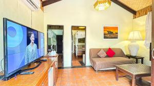 罗勇Villa Bali Eco Resort, Rayong的客厅配有大屏幕平面电视