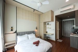 八打灵再也Greenfield Residence, Bandar Sunway by The Comfort Zone的一间卧室配有一张床和一张书桌