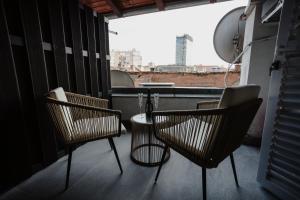 萨格勒布AMORE LUXURY APARTMENT的美景阳台配有三把椅子和一张桌子