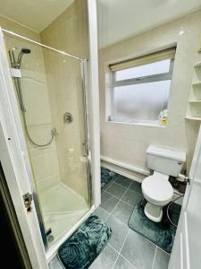 WykenModern & Cozy 3 Bed House.的带淋浴和卫生间的浴室
