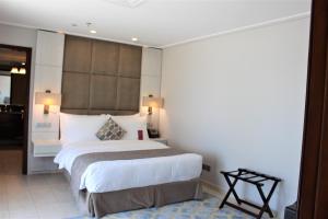 科威特比达亚瑞享度假村的一间卧室,卧室内配有一张大床