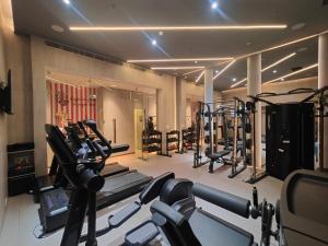 孟买Z Bliss Suites, BKC的健身房设有数台跑步机和有氧运动器材
