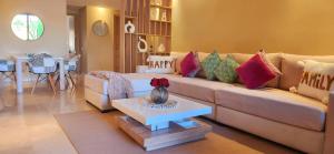 马拉喀什Prestigia marrakech的客厅配有沙发和桌子