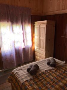 蒂格雷Isla Curubica的一间卧室配有带毛巾的床