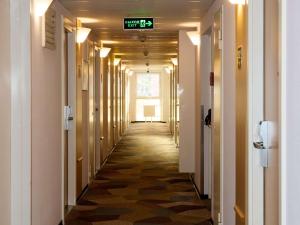 雅罗斯拉夫尔雅罗斯拉夫尔中心宜必思酒店的天花板上带时钟的长走廊