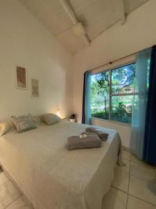 伊瓜苏港Posada El Ceibo的一间卧室设有一张大床和大窗户