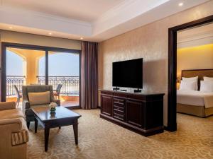 拉斯阿尔卡麦Pullman Resort Al Marjan Island的酒店客房,配有床和电视