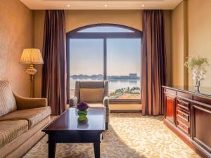 拉斯阿尔卡麦Pullman Resort Al Marjan Island的带沙发和大窗户的客厅