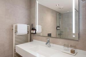 汉堡汉堡米特NH酒店的一间带水槽和镜子的浴室